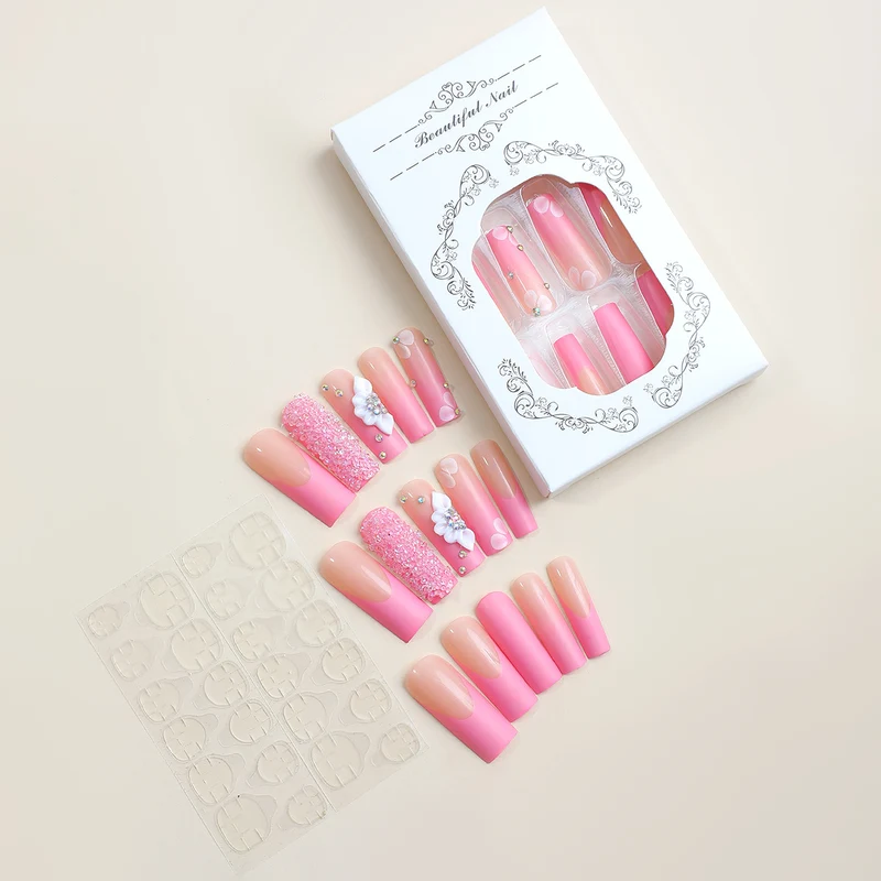 Kunstnagelset mit funkelnden Glitzer- und zarten Blumendekoren Karnz