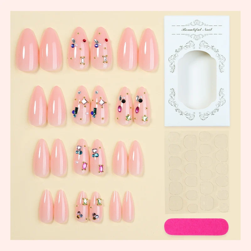 Kunstnagelset mit funkelnden Detailverzierungen Karnz