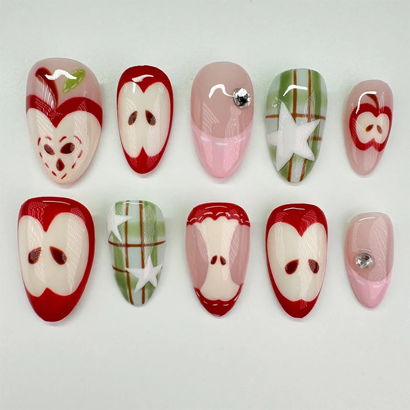 Kunstnagelset mit fröhlichem Apfel- und Sternenmuster Karnz