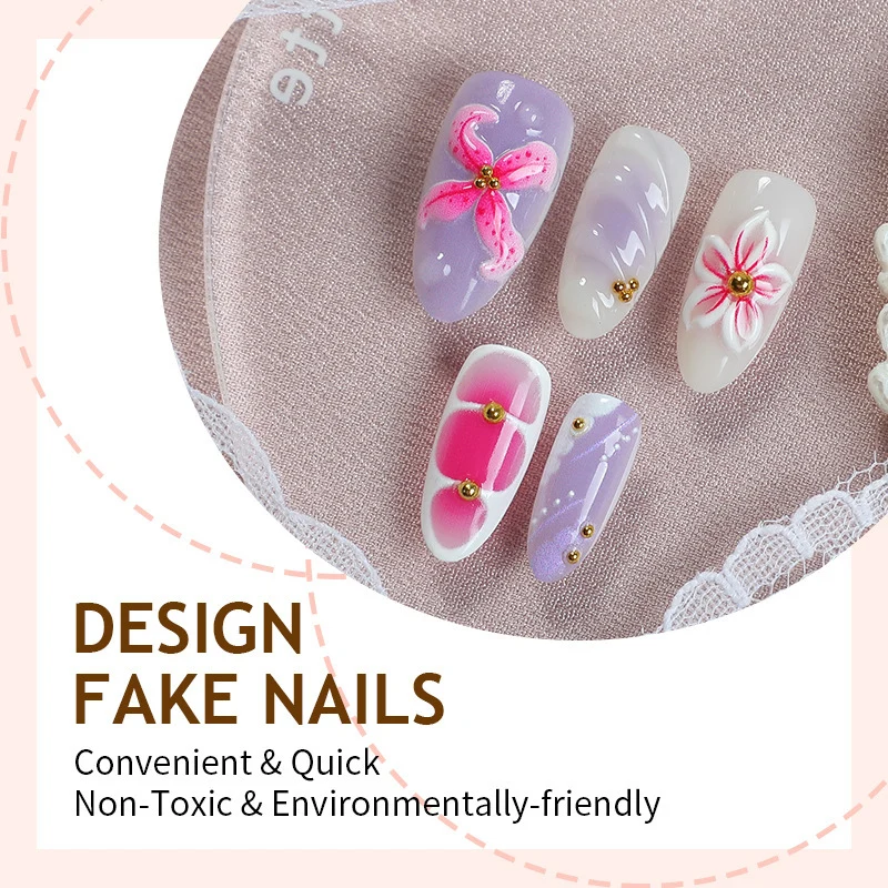 Kunstnagelset mit floralen Verzierungen und zartem Glitzer Karnz