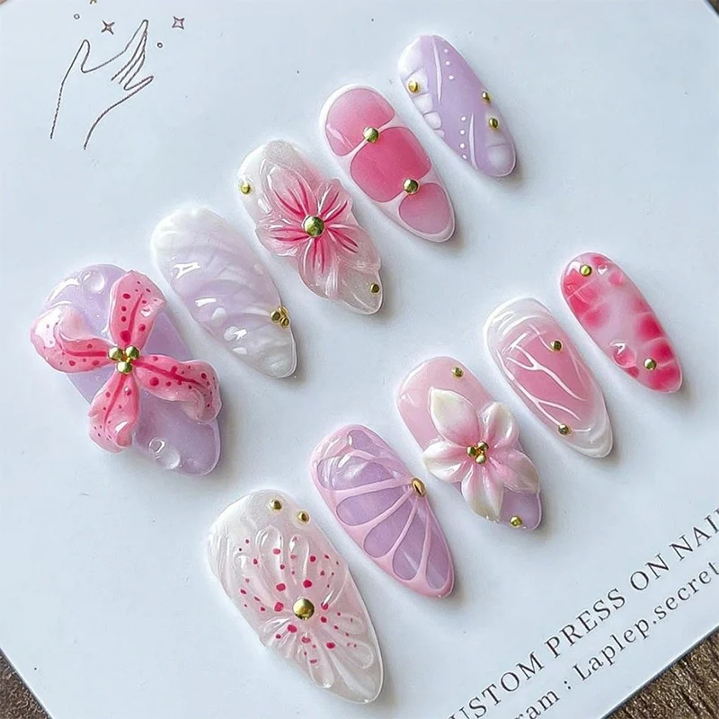 Kunstnagelset mit floralen und perlverzierten Elementen Karnz