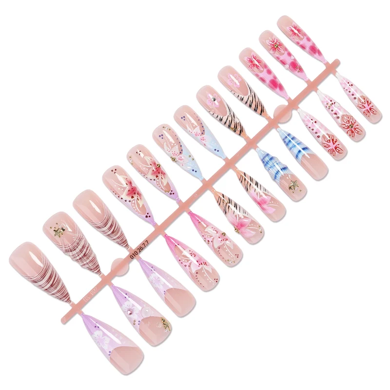 Kunstnagelset mit floralen und kreativen Designs Karnz