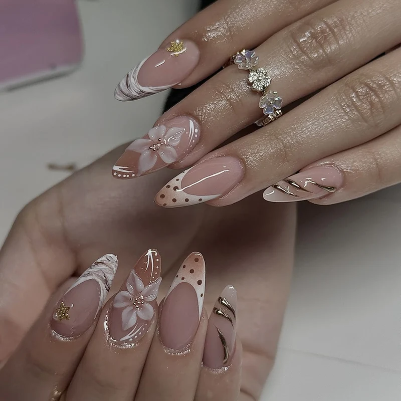 Kunstnagelset mit floralen und eleganten Details Karnz