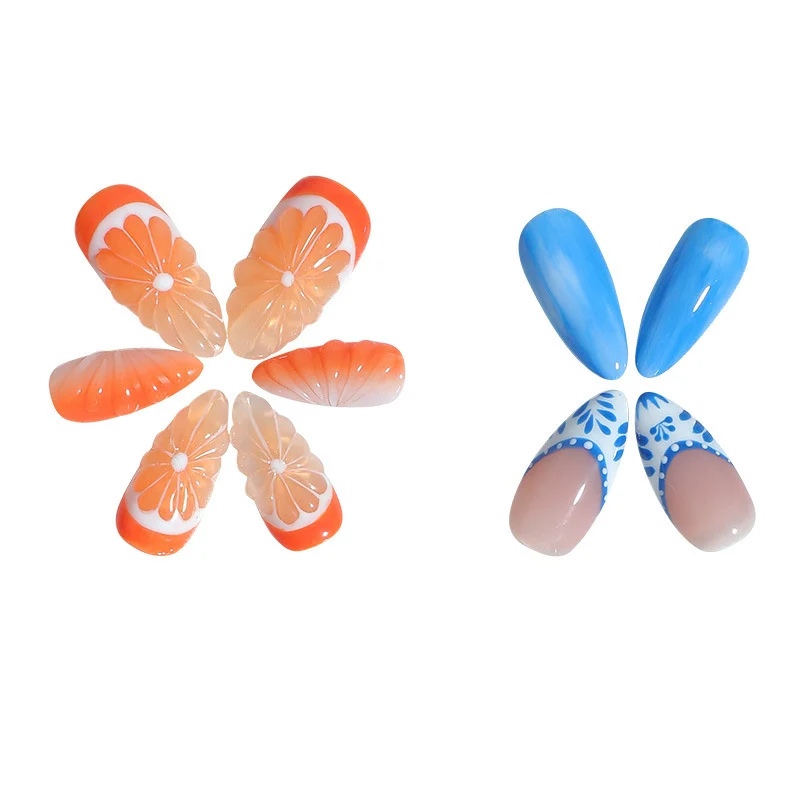 Kunstnagelset mit floralen und bunten Designs Karnz
