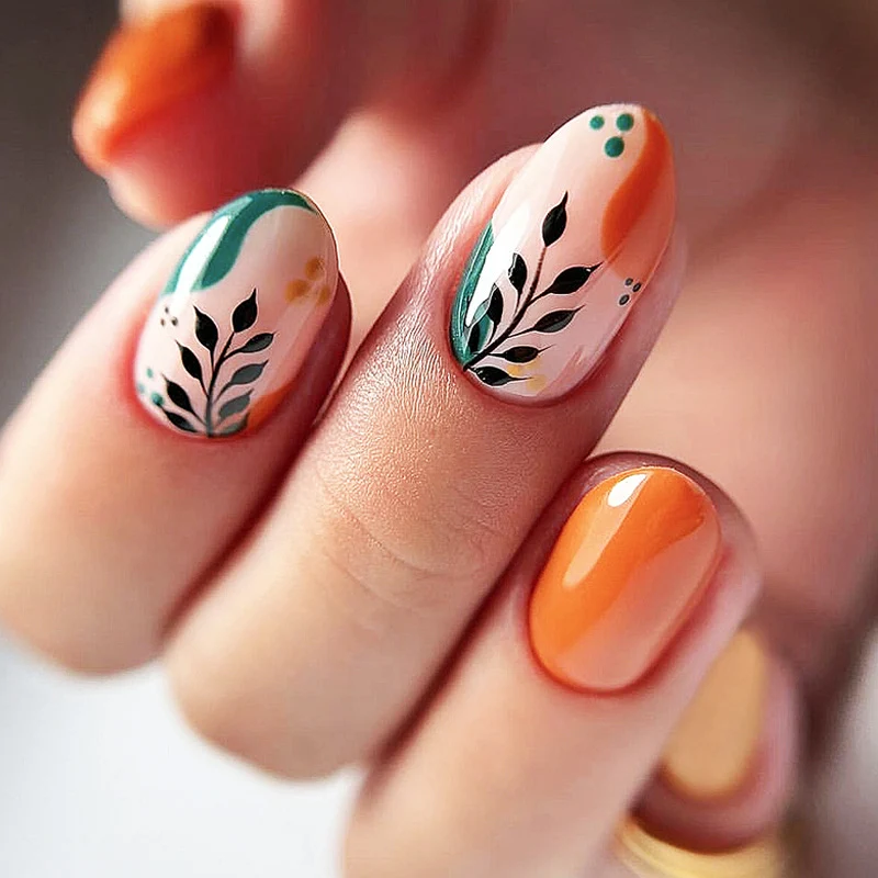 Kunstnagelset mit floralen Mustern und eleganten Glitzerakzenten Karnz