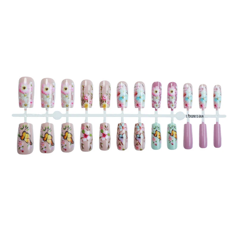 Kunstnagelset mit floralen Motiven und Schmetterlingsdesign Karnz