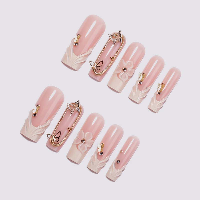 Kunstnagelset mit floralen Gravuren und eleganten Verzierungen Karnz