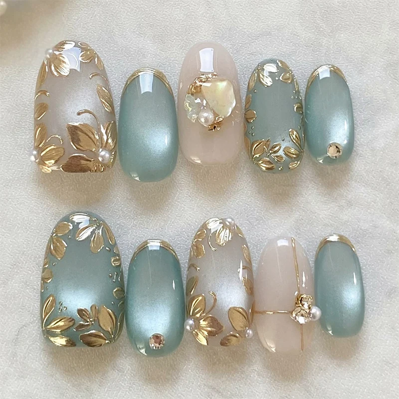 Kunstnagelset mit floralen Goldverzierungen Karnz