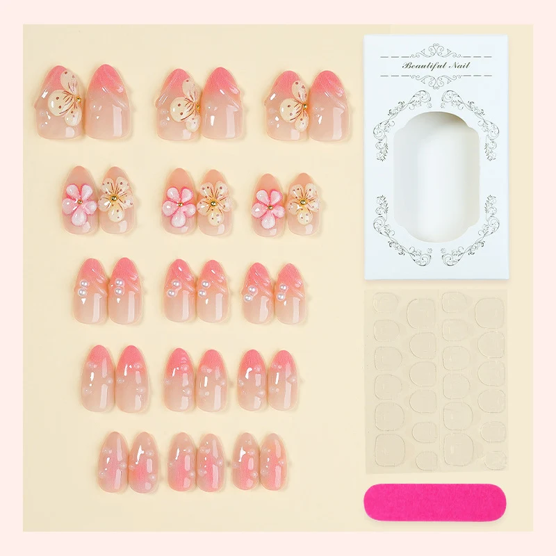 Kunstnagelset mit floralen Details und elegantem Design Karnz