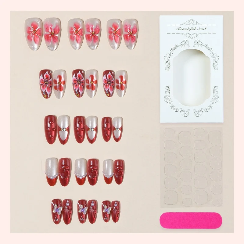 Kunstnagelset mit floralen Designs und glamourösen Akzenten Karnz