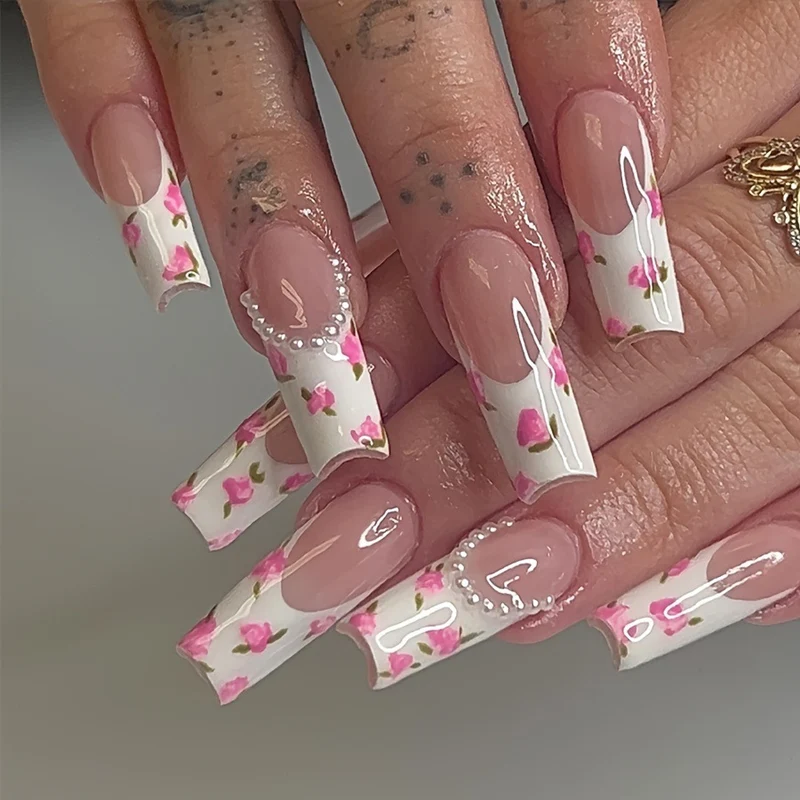 Kunstnagelset mit floralen Designs und eleganten Verzierungen Karnz