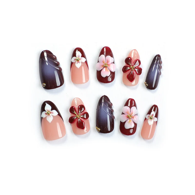 Kunstnagelset mit floralen Akzenten und luxuriösen Verzierungen Karnz