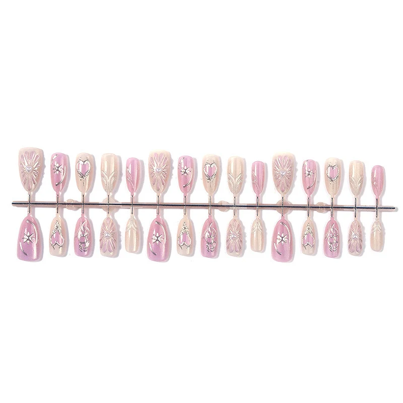 Kunstnagelset mit floralen Akzenten und Glitzerverzierungen Karnz