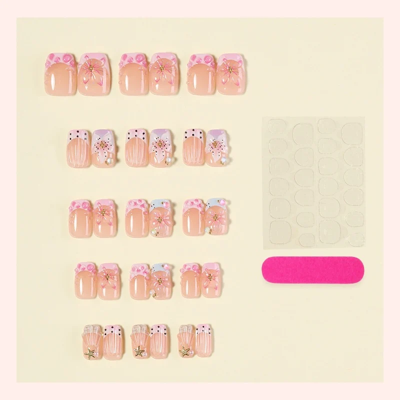 Kunstnagelset mit floralen Akzenten und glamourösen Dekoren Karnz