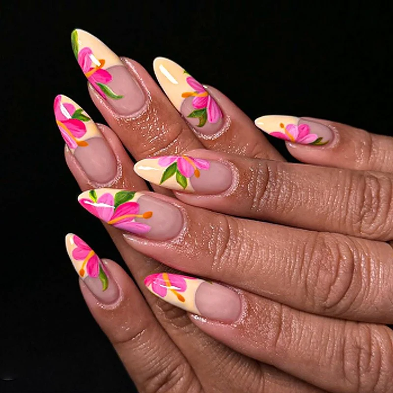 Kunstnagelset mit floralen Akzenten und glamourösem Finish Karnz