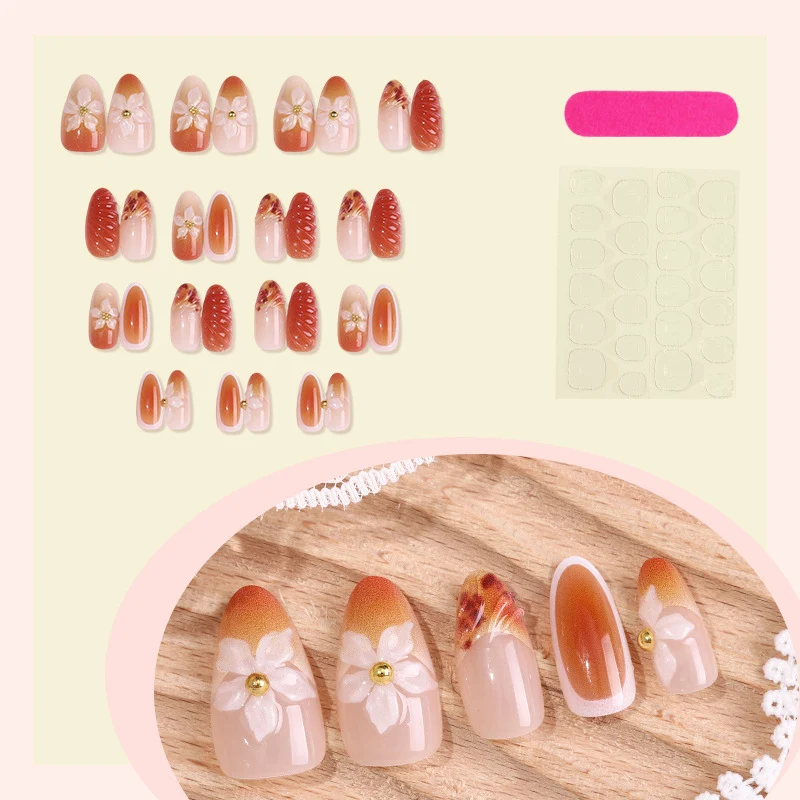Kunstnagelset mit floralen Akzenten und glamourösem Design Karnz