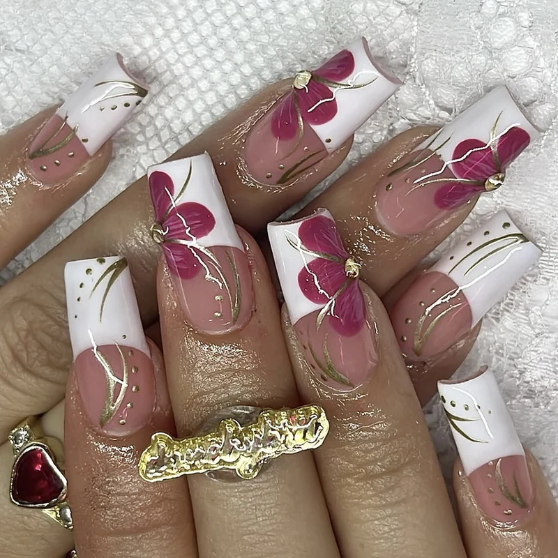 Kunstnagelset mit floralem Detail und Glitzerakzenten Karnz