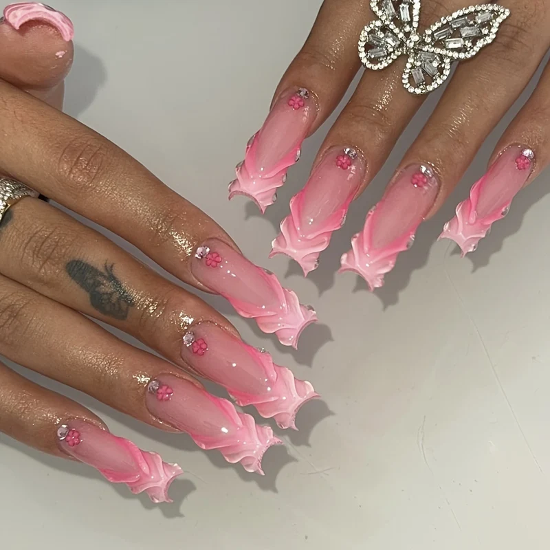 Kunstnagelset mit floralem 3D-Design und glitzernden Akzenten Karnz