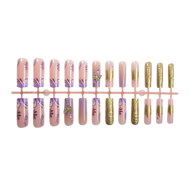 Kunstnagelset mit filigranen Blüten- und Glitzerakzenten Karnz