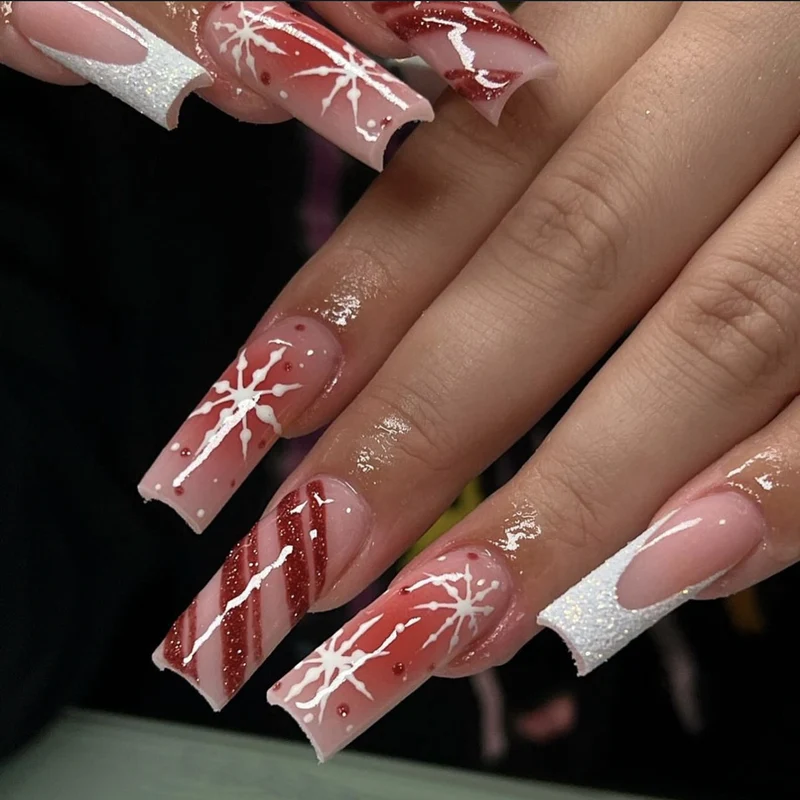 Kunstnagelset mit festlichen Zuckerstangen- und Glitzerakzenten Karnz