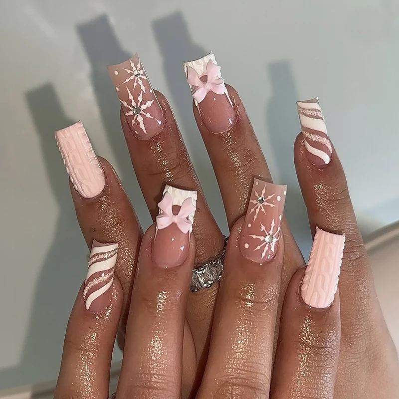 Kunstnagelset mit festlichen Weihnachtsmotiven Karnz