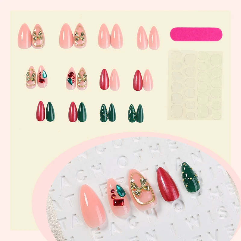Kunstnagelset mit festlichen Schmuckdetails Karnz