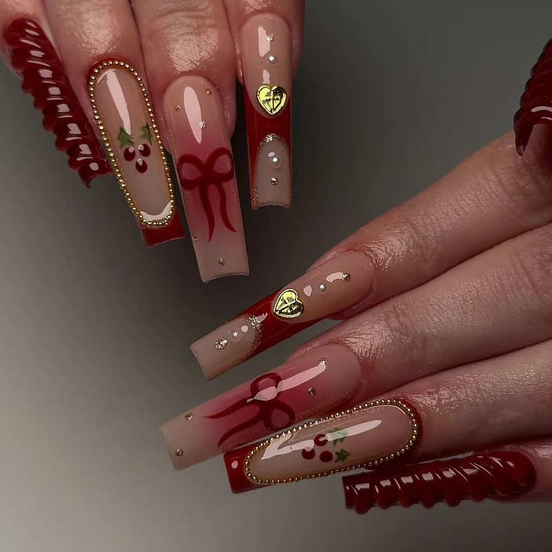 Kunstnagelset mit festlichen Akzenten und Glitzerverzierungen Karnz