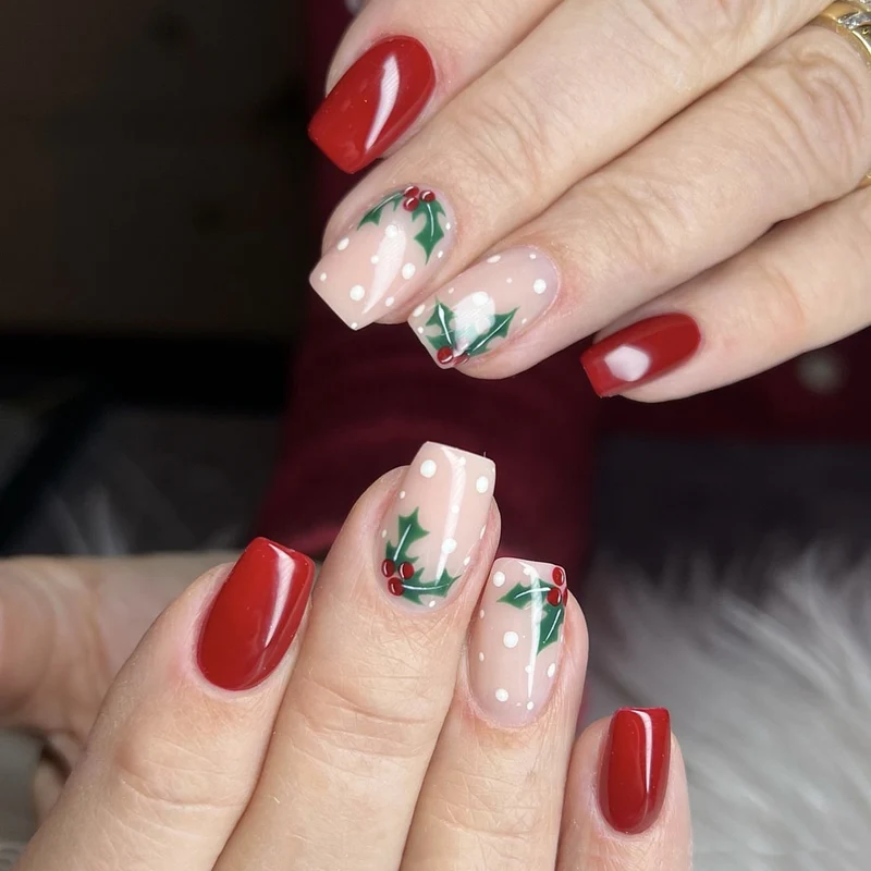 Kunstnagelset mit festlichem Weihnachtsdesign und verspielt festlicher Dekoration Karnz