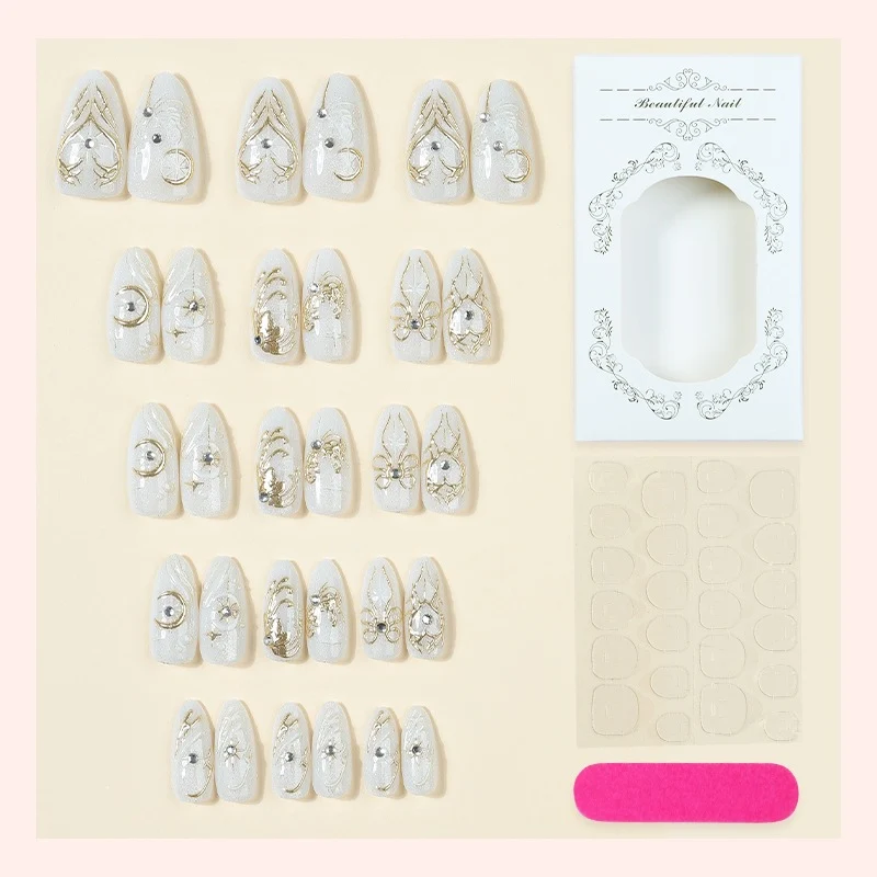 Kunstnagelset mit eleganten Verzierungen und Glitzerakzenten Karnz