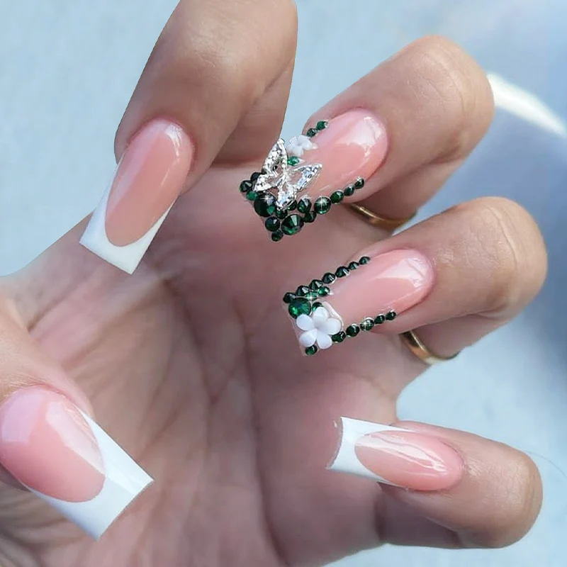 Kunstnagelset mit eleganten Strassverzierungen und floralem Design Karnz