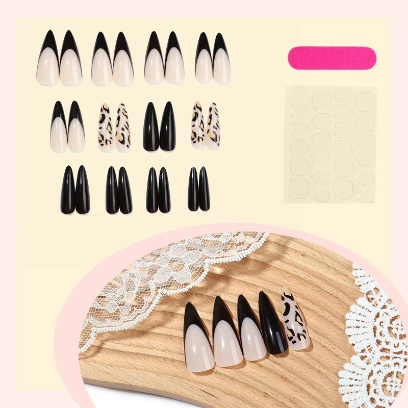 Kunstnagelset mit eleganten Spitzen und modischen Muster Karnz