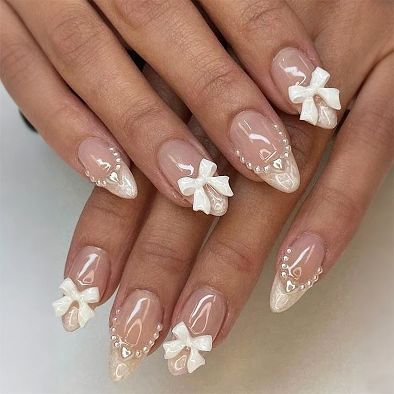 Kunstnagelset mit eleganten Schleifen- und Perlverzierungen Karnz