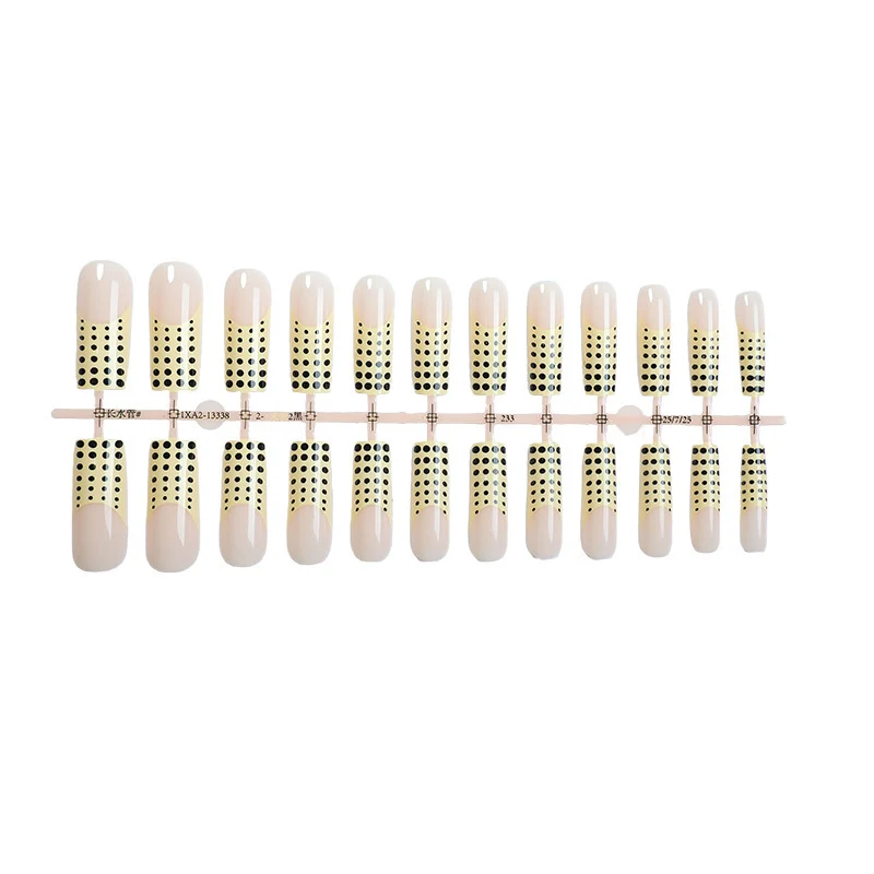 Kunstnagelset mit eleganten Punkten und Glitzerakzenten Karnz
