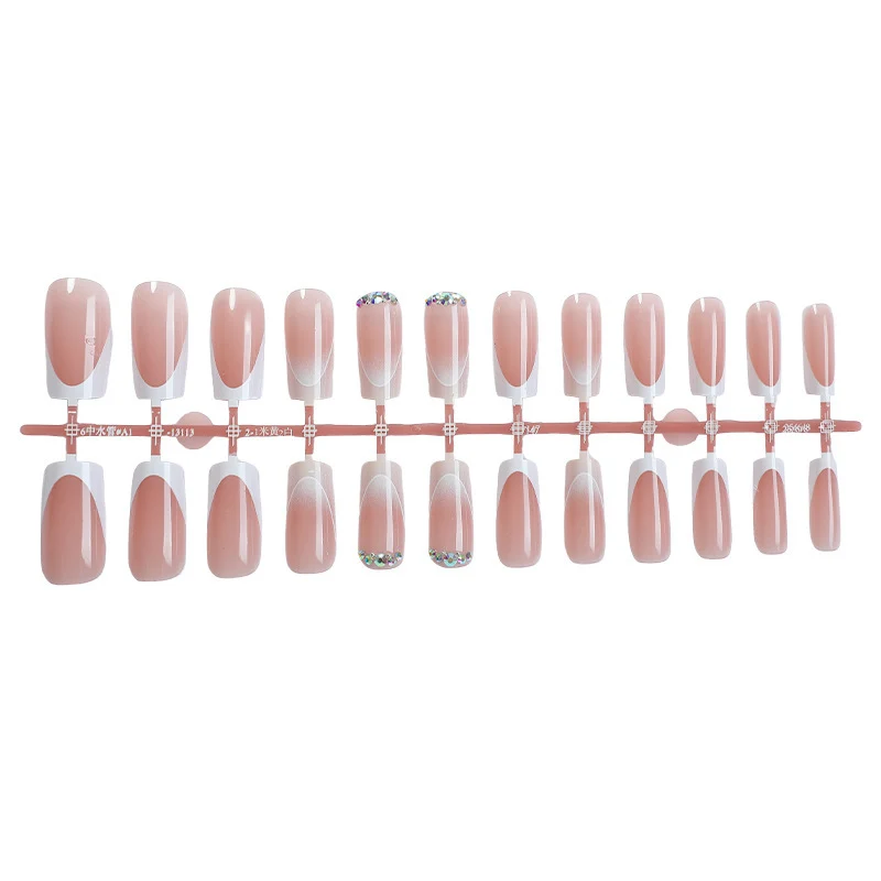 Kunstnagelset mit eleganten ombre Akzenten und verführerischen Glitzersteinen Karnz
