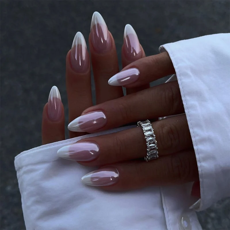 Kunstnagelset mit elegantem Ombre-Finish und spitzen Formen Karnz