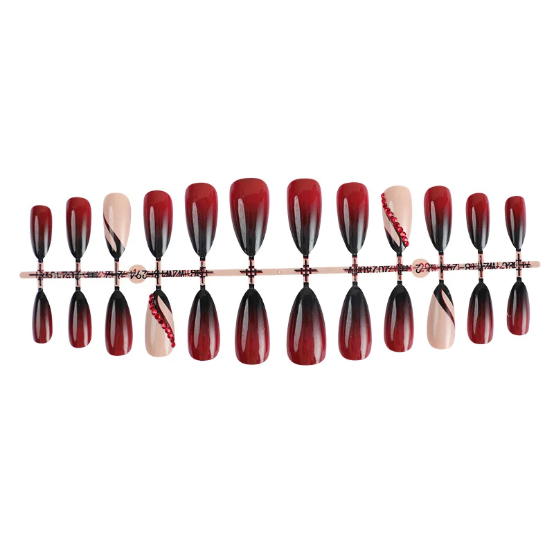 Kunstnagelset mit elegantem Ombre-Design und kreativen Verzierungen Karnz