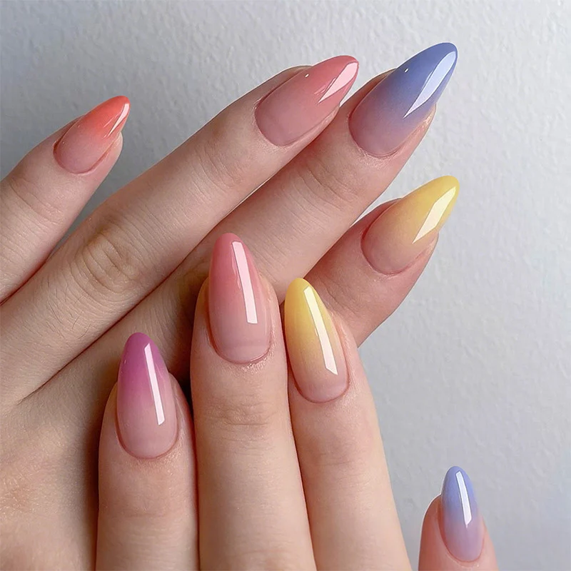 Kunstnagelset mit elegantem Ombre-Design und hochglänzender Oberfläche Karnz