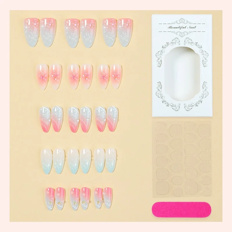 Kunstnagelset mit elegantem Ombre-Design und Blütenverzierungen Karnz