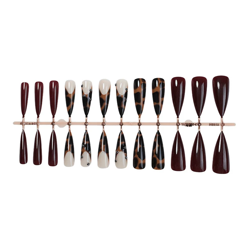 Kunstnagelset mit elegantem Leoparden- und Burgundy-Design Karnz