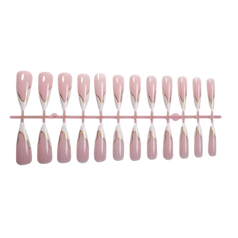 Kunstnagelset mit elegantem Goldrand Karnz