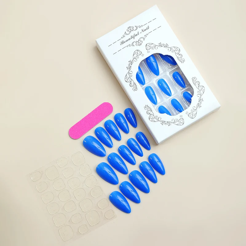 Kunstnagelset mit elegantem, glänzendem Design Karnz