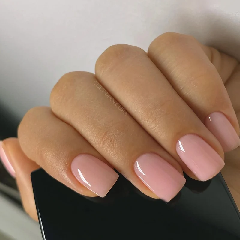 Kunstnagelset mit elegantem Glanz und natürlichem Finish Karnz