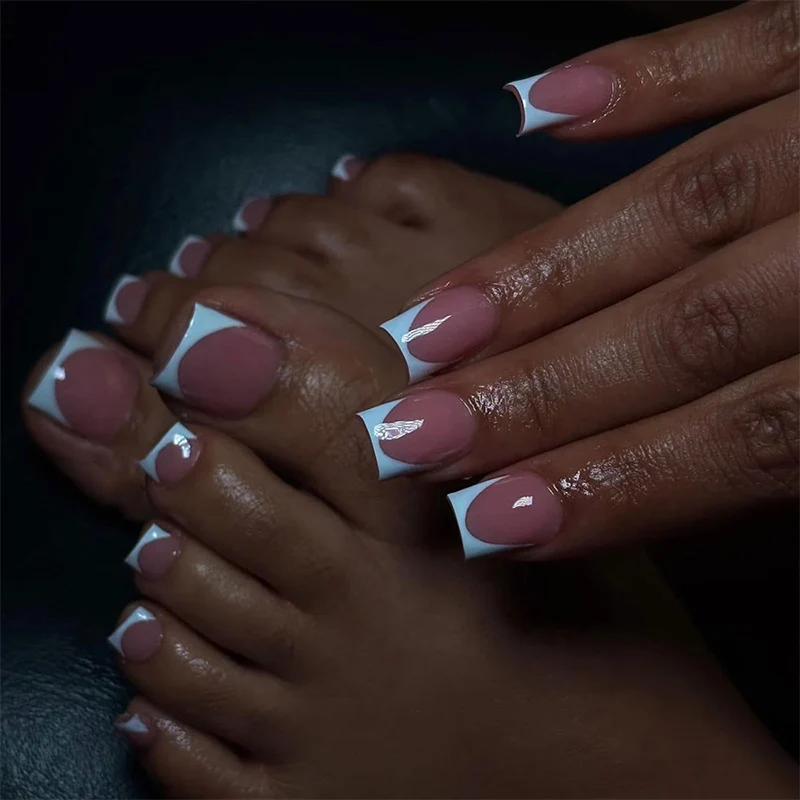 Kunstnagelset mit elegantem French-Tip Design und modernen Akzenten Karnz