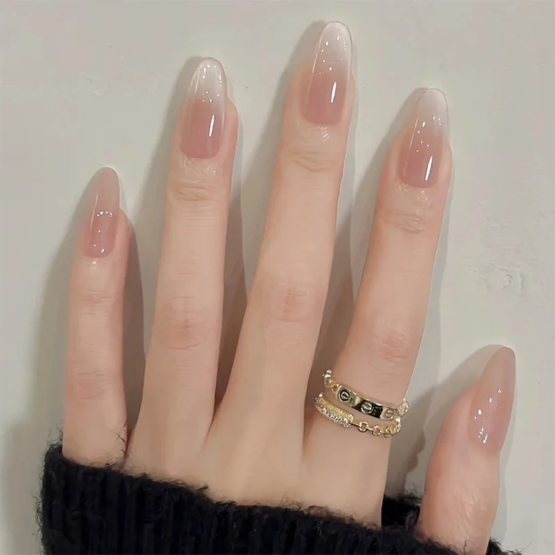 Kunstnagelset mit elegantem French-Design Karnz