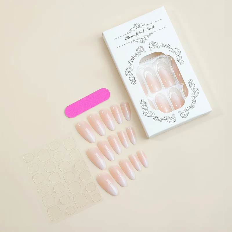 Kunstnagelset mit elegantem französischem Design und hochwertigen Akzenten Karnz