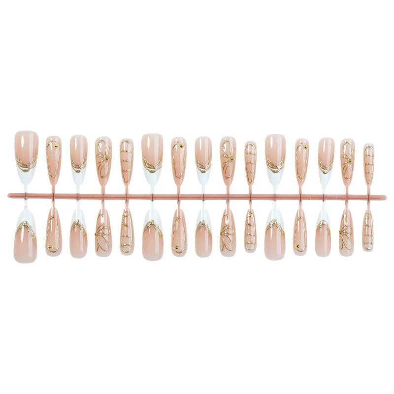 Kunstnagelset mit elegantem floralem Goldakzent Karnz