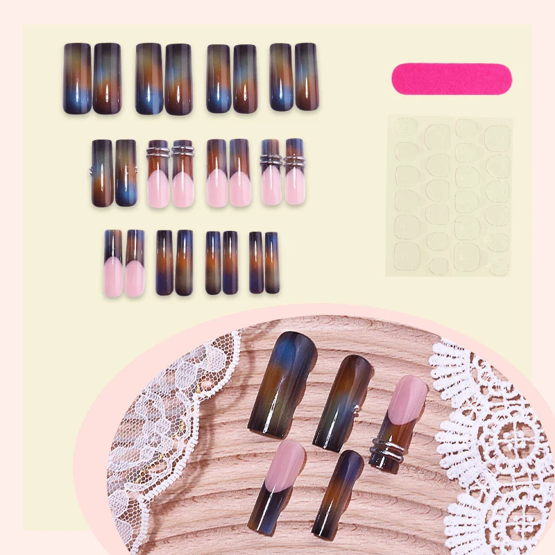 Kunstnagelset mit elegantem Farbverlauf und verzierenden Akzenten Karnz