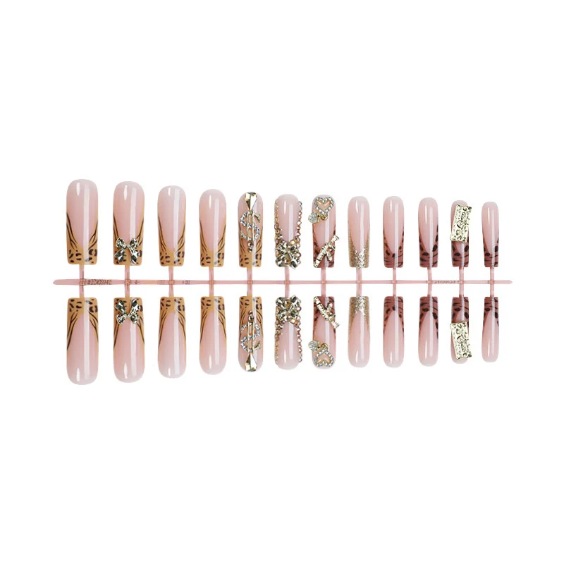 Kunstnagelset mit elegantem Dekor und Glitzer Karnz