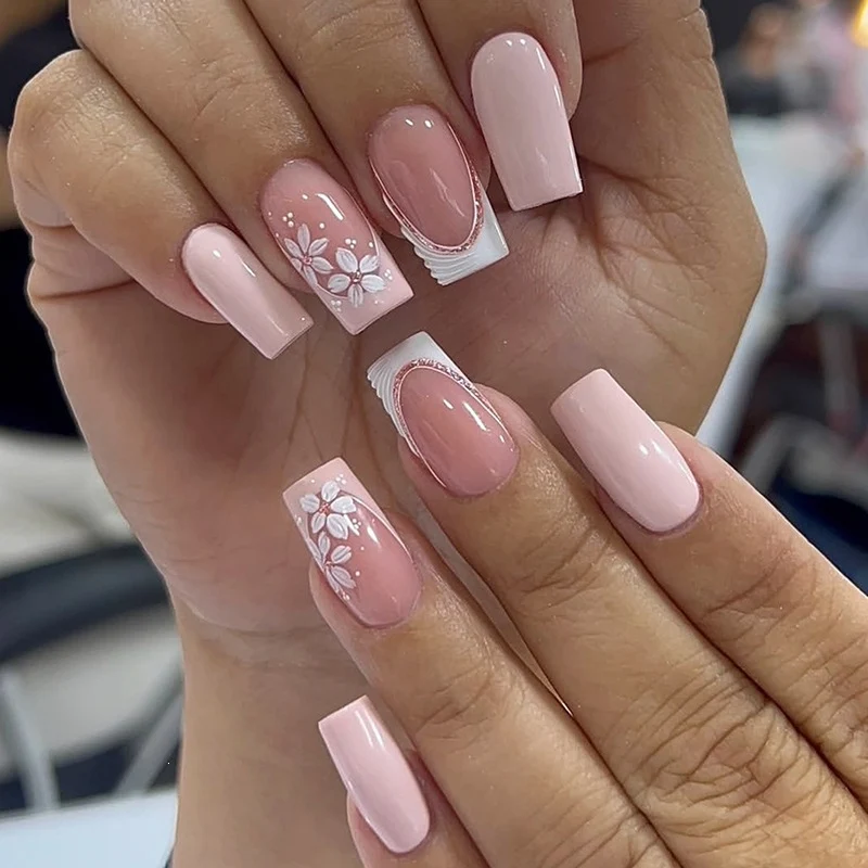 Kunstnagelset mit elegantem Blumendesign und Glanz Karnz