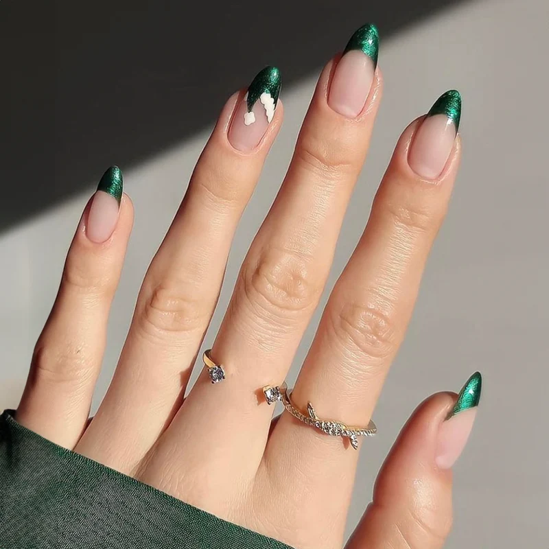Kunstnagelset mit edlen spitzen Akzenten Karnz